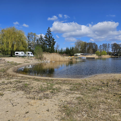 Plaża po zimie, przed wiosennym sprzątaniem